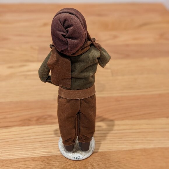 Byers Choice Caroler, Woman with(out) Skis - Picture 2 of 7